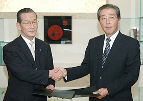 握手する菊川武幸資生堂パーラー社長（左）と堀尾岐阜県本部長（右）