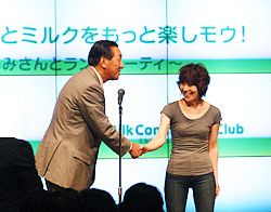 握手する小原社長と栗原はるみさん