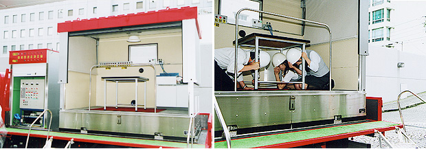 （左）右は起震車内部、左は制御器・（右）４人が試乗、震度２〜７を体験
