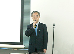 挨拶する高橋局長