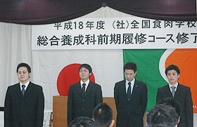 スピーチを行う修了生
