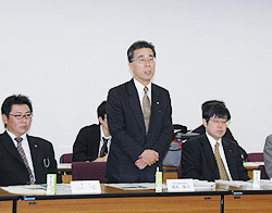 挨拶する関水理事長