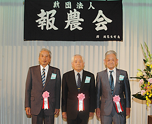 受賞した以西、小菅、中野の３氏（写真左から）