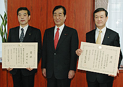 松岡大臣を真ん中に中村町長（左）と大坪社長（右）