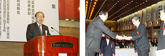 （左）開会の挨拶をする宮田会長・（右）優良組合表彰で宮田会長から表彰状を受け取る