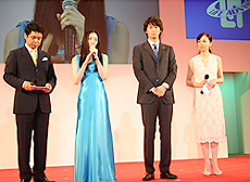 仲間由紀恵さん、賀集利樹さん（中央）も駆けつけ、司会の峰竜太さん、麻木久仁子さんと一緒に会場を盛り上げた