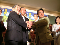 上位当選を果たした山田氏（右）。宮田・全中会長（中央）と川井田・全国農政連会長と握手。