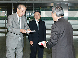 橋本会長に目録を手渡す宮下理事長（左）と上野理事長