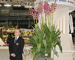 「日本大賞」受賞花を背に報道陣に応える斉藤さん（２月22日・東京ドームにて）