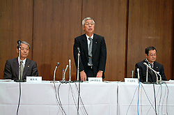 秋田県本部のコメ不正取引に対する調査結果を発表するＪＡ全農の田林理事長（中央）と萬専務（左）