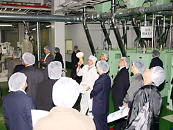 最新鋭の精米工場を視察
