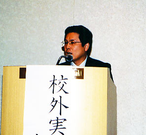 挨拶する清水教務部長