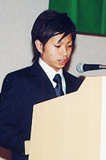 発表する学生