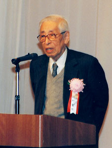 作品を講評する川野重任審査委員長(東京大学名誉教授)