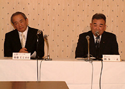 答申後に記者会見する種市会長（右）と加藤座長　４月９日、虎ノ門パストラル。
