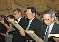 大会決議を唱和する参加者
