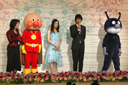 仲間由紀恵さん（中央）と賀集利樹さん （右から２番目）。「こども共済」キャラクター 「アンパンマン・バイキンマン」も登場