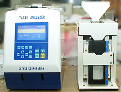 タンパク含有量分析機