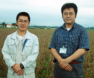 ��橋係長（右）と若手生産者でＪＡ理事の橋本暁さん。「この運動によって、意識が変わり結果として営農も変わった」。雑穀、しいたけは完全無農薬で栽培しているという