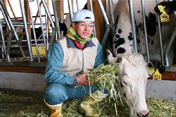 千葉県のサラリーマン家庭出身だが、動物が好きだから自然と畜産の道に進んだと語る鈴木恒雄さん