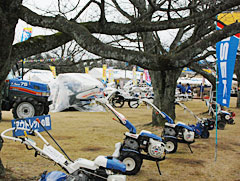 800台の農機が展示された