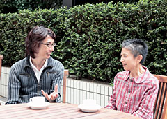 園芸家・杉井明美さん（右）と植物写真家・いがりまさしさん