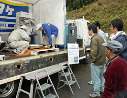 小型製粉機の実演