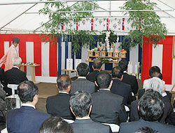 関係者多数がかけつけ安全祈願（７月８日・所沢市下安松にて）