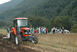 耕作放棄地の再生復元作業：長野県・奈川地区（平成19年９月）