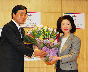 麻生千賀子総理夫人に花を贈呈