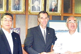 ７日の贈呈式の様子（左から）篠田工場長、ジェニングス社長、榊原市長