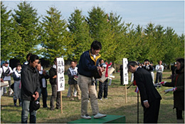 優勝した本間さん（檀上）、岡本さんペア