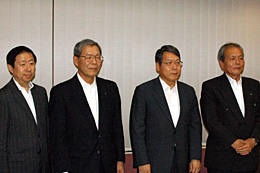 （左から）村田副会長、、丸山副会長、福林会長、神山副会長