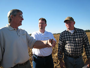 左からＣＧＢ社のスティッツライン部長、一人おいてトウモロコシ農家のダニー・エバンスさん