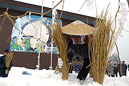 伝統行事の「雪中田植え」