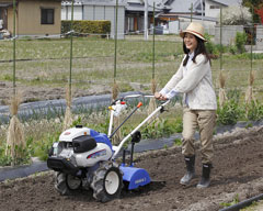 ミニ耕うん機「Ｍｙペット」　　6.2馬力のKCR600HXの作業風景