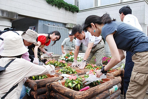 松沢成史知事を囲みサンパチェンスを植栽した。