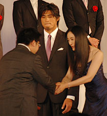 表彰者と握手を交わす仲間由紀恵さんと坂口憲ニさん