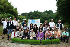 山武市で行われた「飼料用米田植え体験交流会」