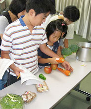 おいしい農産物の選び方を学ぶ子どもたち