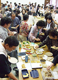 自慢のおかずが並び、にぎわいをみせる実演「弁当の日」