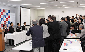 発表会場で。小原實会長（左から２人め）・高野瀬忠明社長（左から３人め）