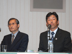 後援する高橋さん（右）と、真坂教授