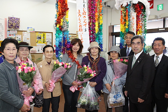 花束を受け取った300万人目の来店者と、古谷組合長（右から２人め）　（写真提供＝ＪＡはだの）
