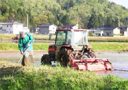 大臣賞に輝いた農事組合法人アグリ松東のトラクターによる耕うん風景