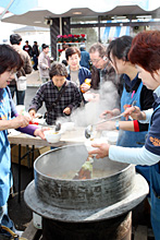 秦野産野菜をつかったスープの試食は大人気