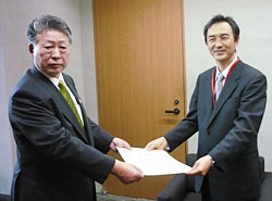 茂木守ＪＡ全中会長（左）から表彰状を受け取る広島大 田中教授（右）