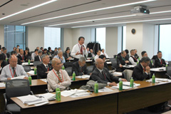 ３日の研究会から。質問するＪＡ新ふくしまの菅野孝志理事長。