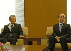 王さん（右）と談笑する永田会長