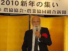 あいさつする東京大学名誉教授の宇沢弘文氏